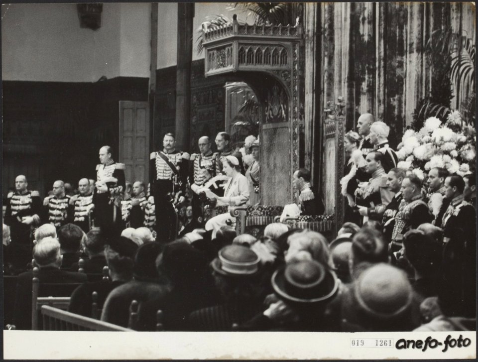 Opening van de Staten-Generaal in de Ridderzaal te Den Haag. Koningin Juliana le, Bestanddeelnr 019-1261