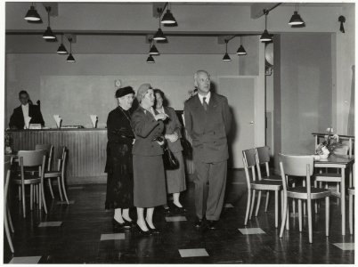 Opening van de pyjamafabriek Nobelt aan de Parklaan 125. Burgemeester Cremers en dames in de kantine. NL-HlmNHA 54012719