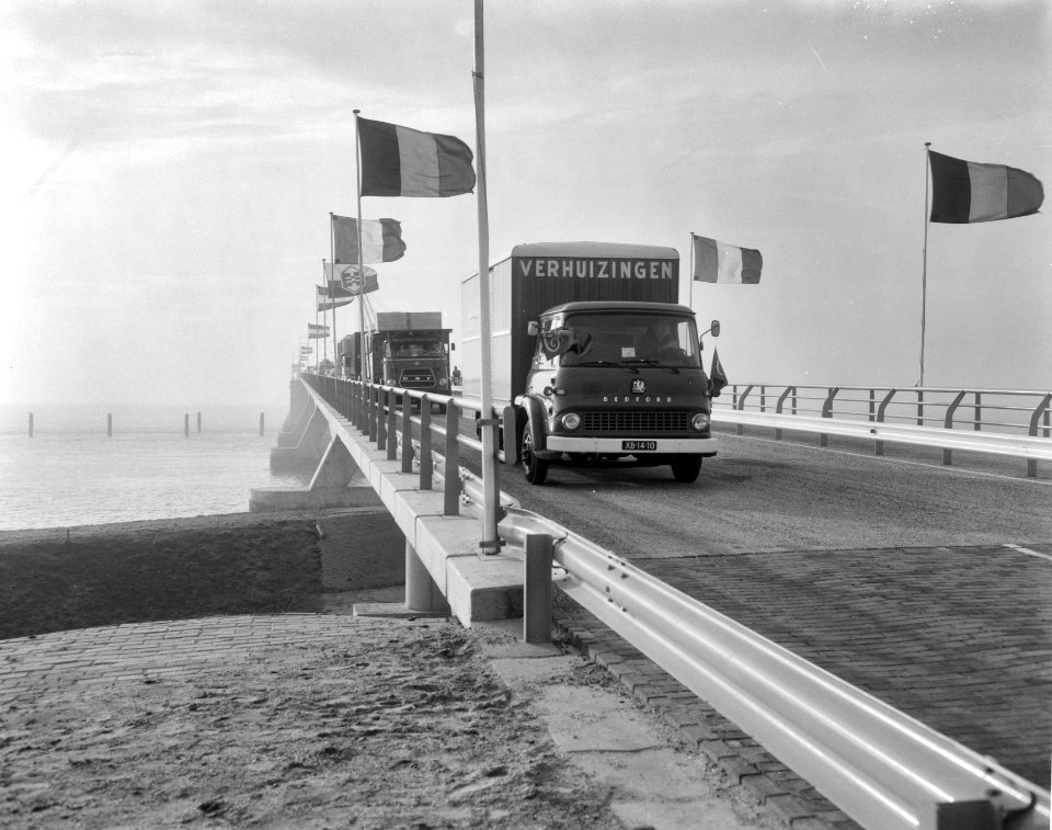 Opening van de Oosterscheldebrug het eerste verkeer passeert de nieuwe brug, Bestanddeelnr 918-5656