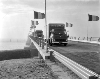 Opening van de Oosterscheldebrug het eerste verkeer passeert de nieuwe brug, Bestanddeelnr 918-5656