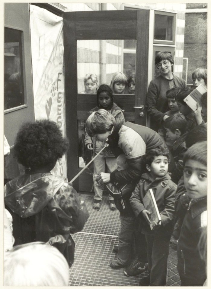 Opening van de nieuwe Veronicaschool aan de Antoniestraat door de 2-jarige Leon Schipper. NL-HlmNHA 54013178