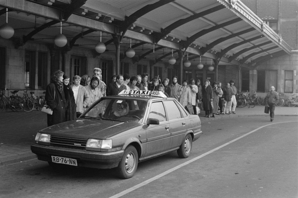 Openbaar vervoer Amsterdam plat door staking grote rij mensen bij taxis op CS, Bestanddeelnr 933-9271
