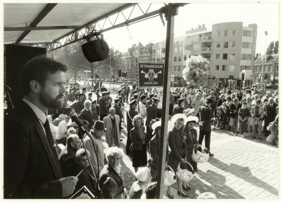 Opening van het kantorencomplex aan het Houtplein. Wethouder W. Koster geeft het startsein voor het straatfeest. NL-HlmNHA 54031701