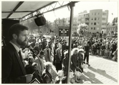 Opening van het kantorencomplex aan het Houtplein. Wethouder W. Koster geeft het startsein voor het straatfeest. NL-HlmNHA 54031701