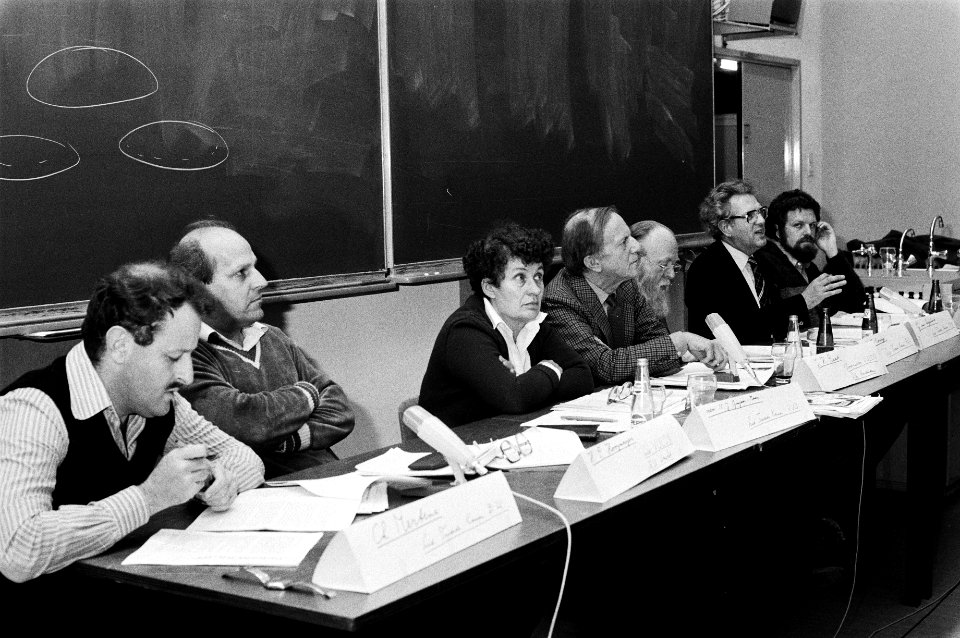 Openbare forumdiscussie over de nota voortgezet onderwijs in de VU in Amsterdam., Bestanddeelnr 930-5165