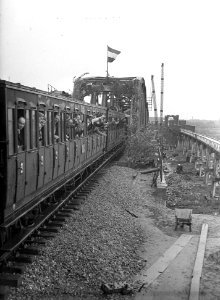 Opening spoorbrug bij Buggenum zie ook 23904, Bestanddeelnr 902-3938