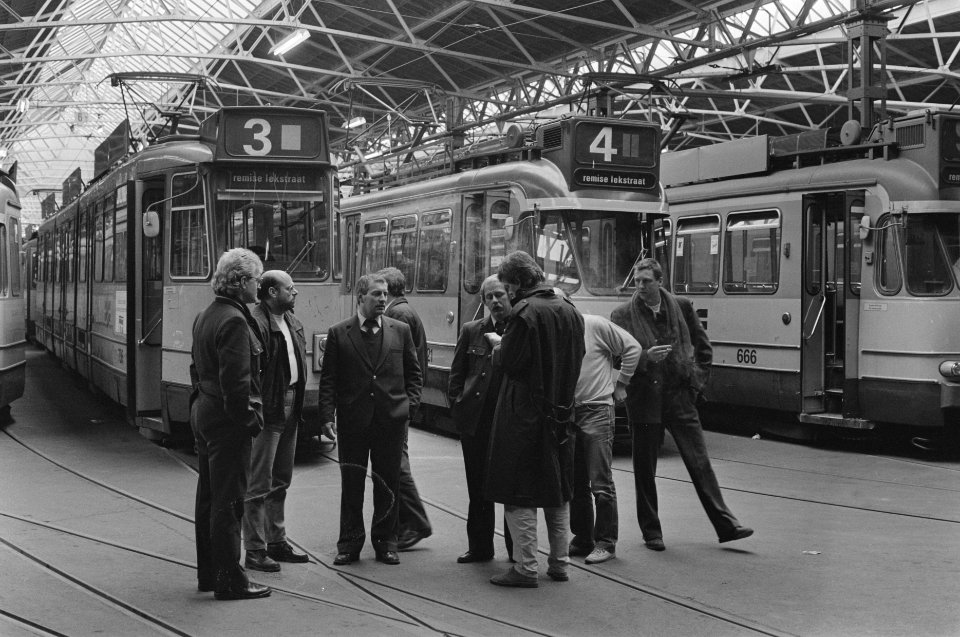 Openbaar vervoer Amsterdam plat door staking stakende tramconducteurs voor tram, Bestanddeelnr 933-9269