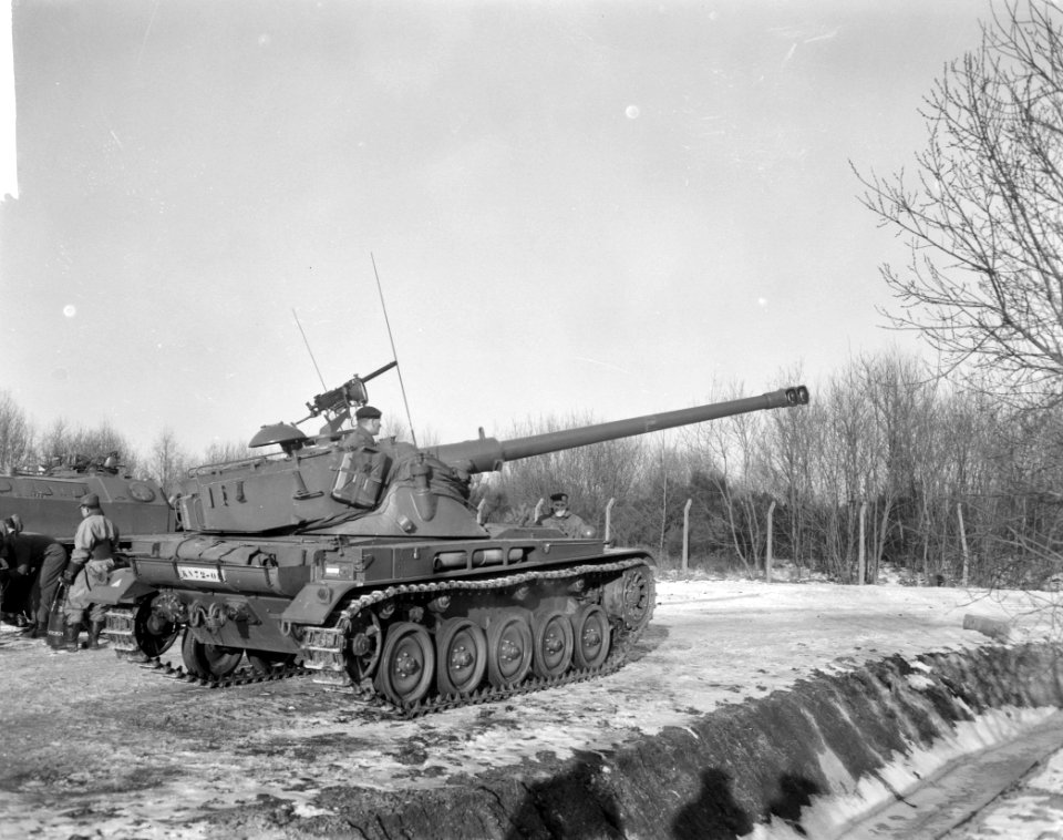 Opening van het Pantser Infanterie rij-opleidingscentrum nabij Veldhoven, Bestanddeelnr 914-6990