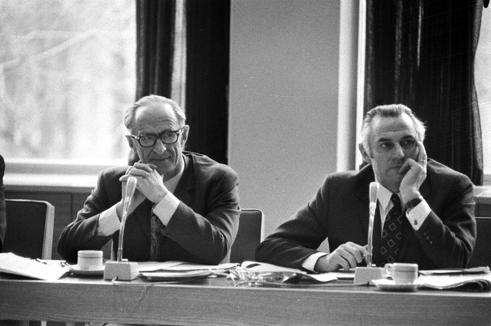 Openbare bestuursvergadering van Landbouwschap in SER-geb Den Haag , (l) prof. K, Bestanddeelnr 925-1954