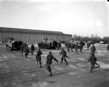 Opening van het Pantser Infanterie rij-opleidingscentrum nabij Veldhoven. De inf, Bestanddeelnr 914-6985