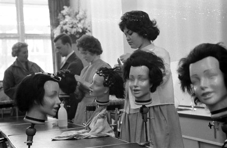 Opening van de eerste kappersdagschool aan de Prinses Mariekestraat te Den Haag , Bestanddeelnr 911-0576