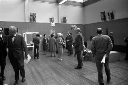 Opening van de herdenkingstentoonstelling galerie Mak van Waay over beeldend kun, Bestanddeelnr 925-7066