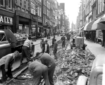 Openbreken van het asfalt van de Leidsestraat, Bestanddeelnr 911-5675