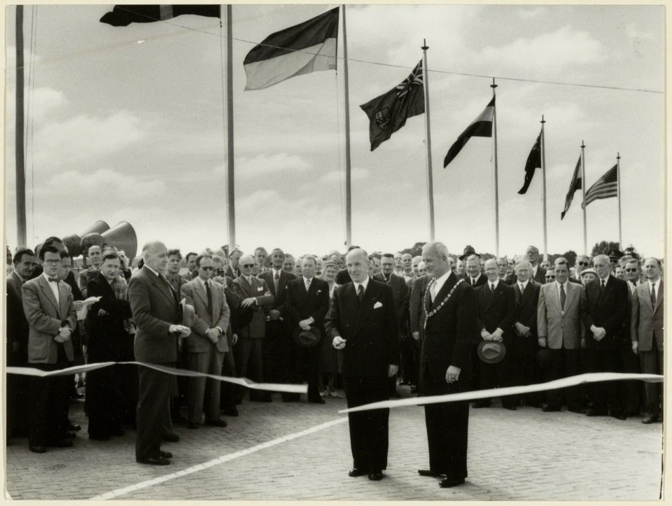 Opening van de Schipholweg door de Commissaris van de Koningin in Noord-Holland, Dr.M.J. Prinsen. NL-HlmNHA 54004201