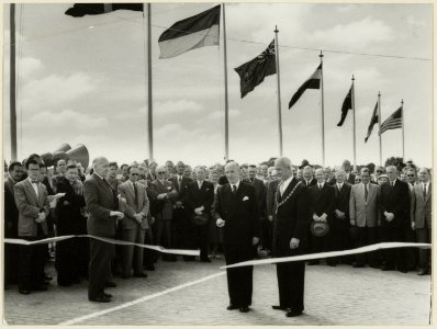 Opening van de Schipholweg door de Commissaris van de Koningin in Noord-Holland, Dr.M.J. Prinsen. NL-HlmNHA 54004201