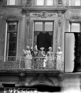 Opening Staten-Generaal in de Ridderzaal De koninklijke familie op balkon, Bestanddeelnr 915-5346
