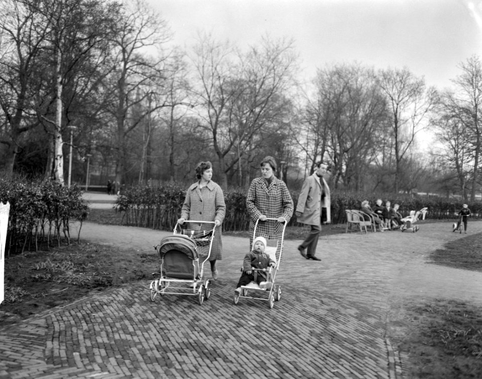 Openbare speelplaats in Vondelpark moeders achter kinderwagens, Bestanddeelnr 913-7914