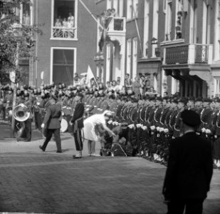 Opening Staten-Generaal in de Ridderzaal Flauwgevallen soldaat, Bestanddeelnr 915-5369