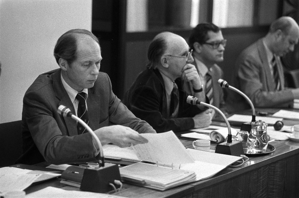 Openbare commissievergadering Volkshuisvesting links minister Beelaerts van Blo, Bestanddeelnr 930-7440