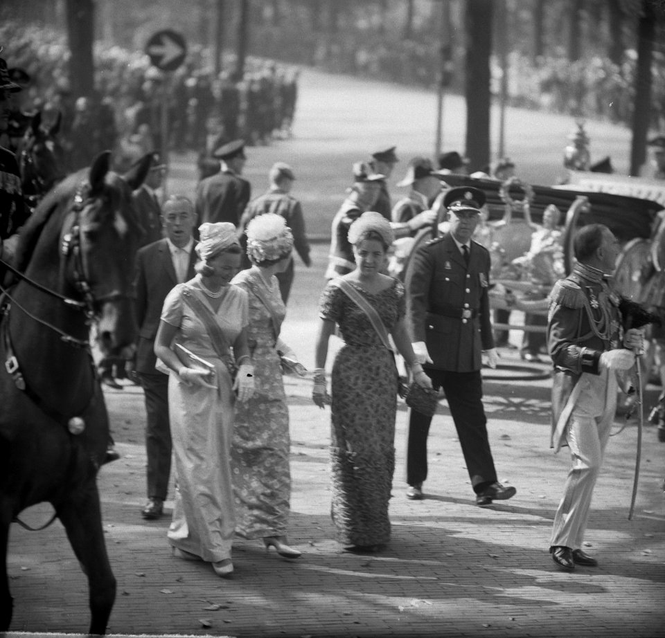 Opening Staten-Generaal in de Ridderzaal De prinsessen begeven zich naar de Gou, Bestanddeelnr 915-5338
