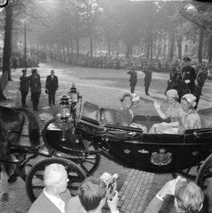 Opening Staten-Generaal in de Ridderzaal De vier prinsessen bij de aanvang van , Bestanddeelnr 915-5344
