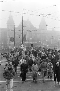Openbaar vervoer Amsterdam plat door staking mensen massaal lopend naar hun wer, Bestanddeelnr 933-9268