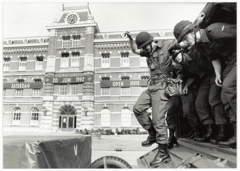 Opendag in de Ripperdakazerne i.v.m. de sluiting aan het eind van 1992. Onbekende dienstplichtige militairen springen uit een vrachtwagen op het voorplein van de kazerne, nu Sint Jorisveld. 54034096