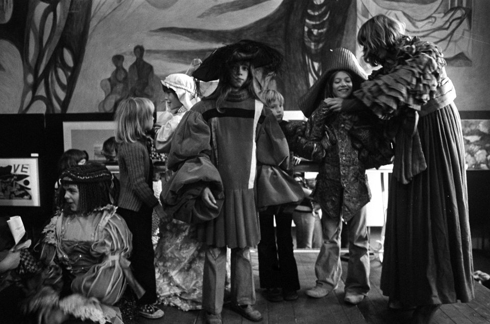 Open huis in Stadsschouwburg in Amsterdam ivm kunst 10-daagse 74 kinderen in, Bestanddeelnr 927-4800