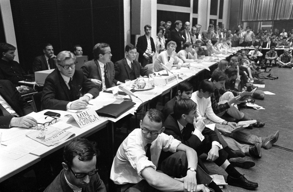 Open debat tussen Nederlandse Studentenraad en minister Veringa te Utrecht. Een , Bestanddeelnr 921-4460