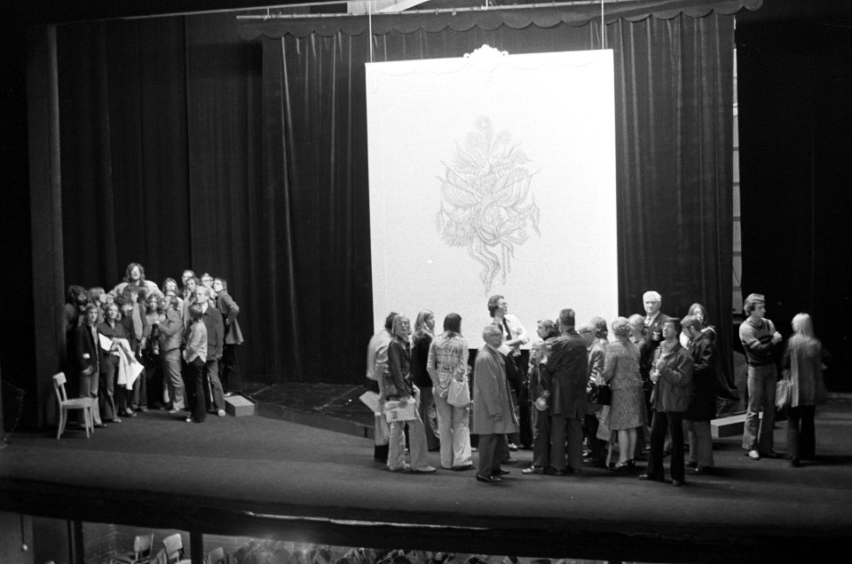 Open huis in Stadsschouwburg in Amsterdam ivm kunst 10-daagse 74 kinderen op, Bestanddeelnr 927-4801