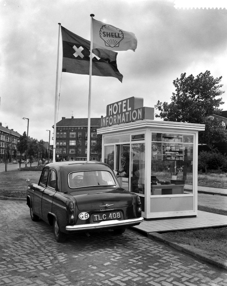 Opening van een kiosk voor hotelinformatie van de VVV aan de Haagscheweg, Bestanddeelnr 910-4840