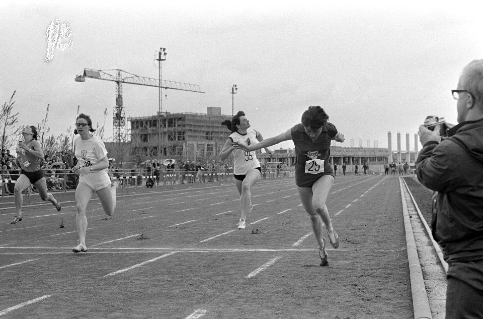 Open Amsterdamse Atletiekwedstrijden, 100 meter dames finish, winnares Truus Hen, Bestanddeelnr 920-3083