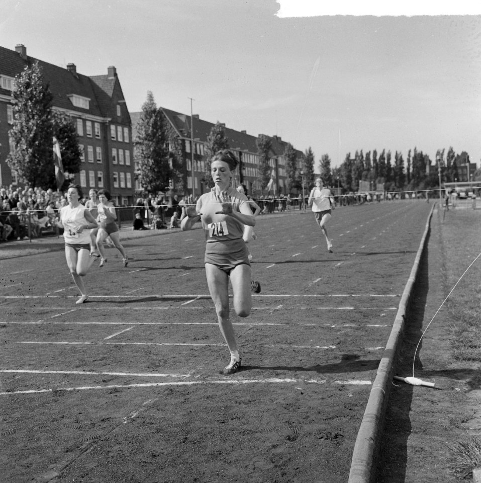 Open Amsterdamse atletiekkampioenschappen op de Sintelbaan Hilda Slaman in actie, Bestanddeelnr 918-0464
