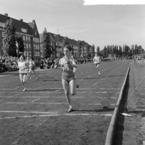 Open Amsterdamse atletiekkampioenschappen op de Sintelbaan Hilda Slaman in actie, Bestanddeelnr 918-0464