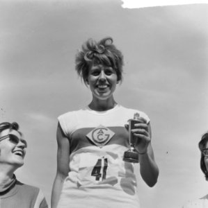 Open Amsterdamse atletiekkampioenschappen op de Sintelbaan Jannie van Eyck-Vos m, Bestanddeelnr 918-0467
