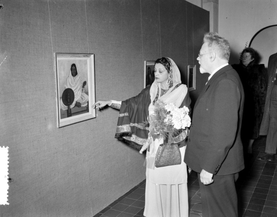 Opening van de tentoonstelling van de Pakistaanse schilderes Esmet Rahim in het , Bestanddeelnr 906-9600