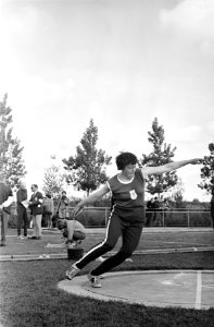 Open Atletiekkampioenschappen van Amsterdam. Discus werpen Anneke de Bruin in ak, Bestanddeelnr 921-3440
