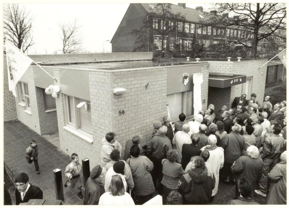 Opening van het clubgenouw van speeltuinvereniging DVS aan de Clovisstraat. NL-HlmNHA 54031569