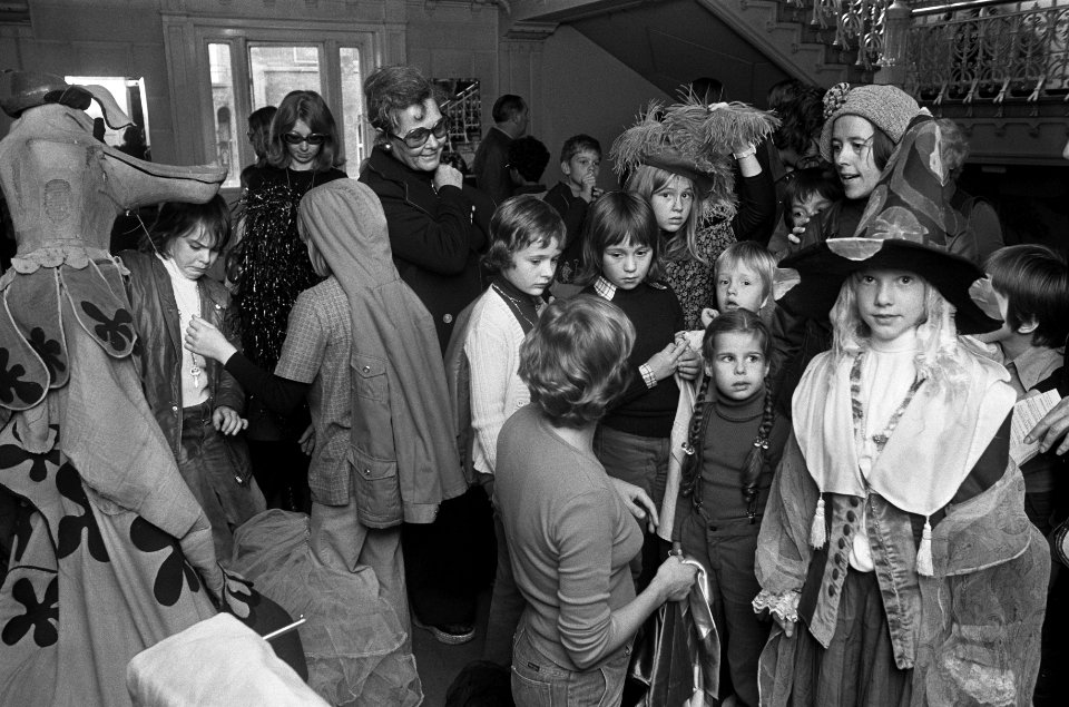 Open huis in Stadsschouwburg in Amsterdam ivm kunst 10-daagse 74 kinderen in, Bestanddeelnr 927-4799
