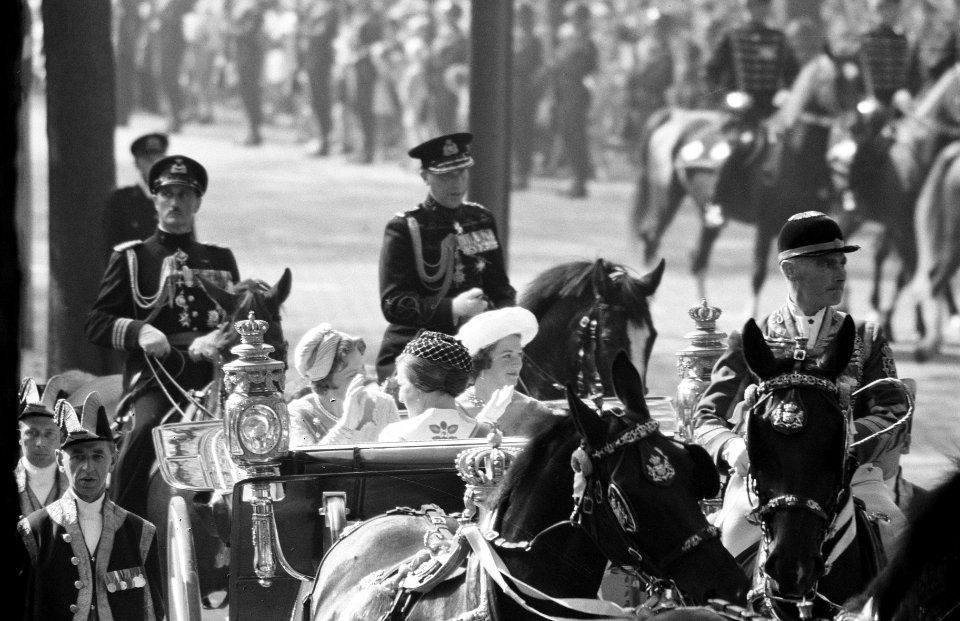 Opening Staten Generaal . De prinsessen in open caleche, Bestanddeelnr 912-9496