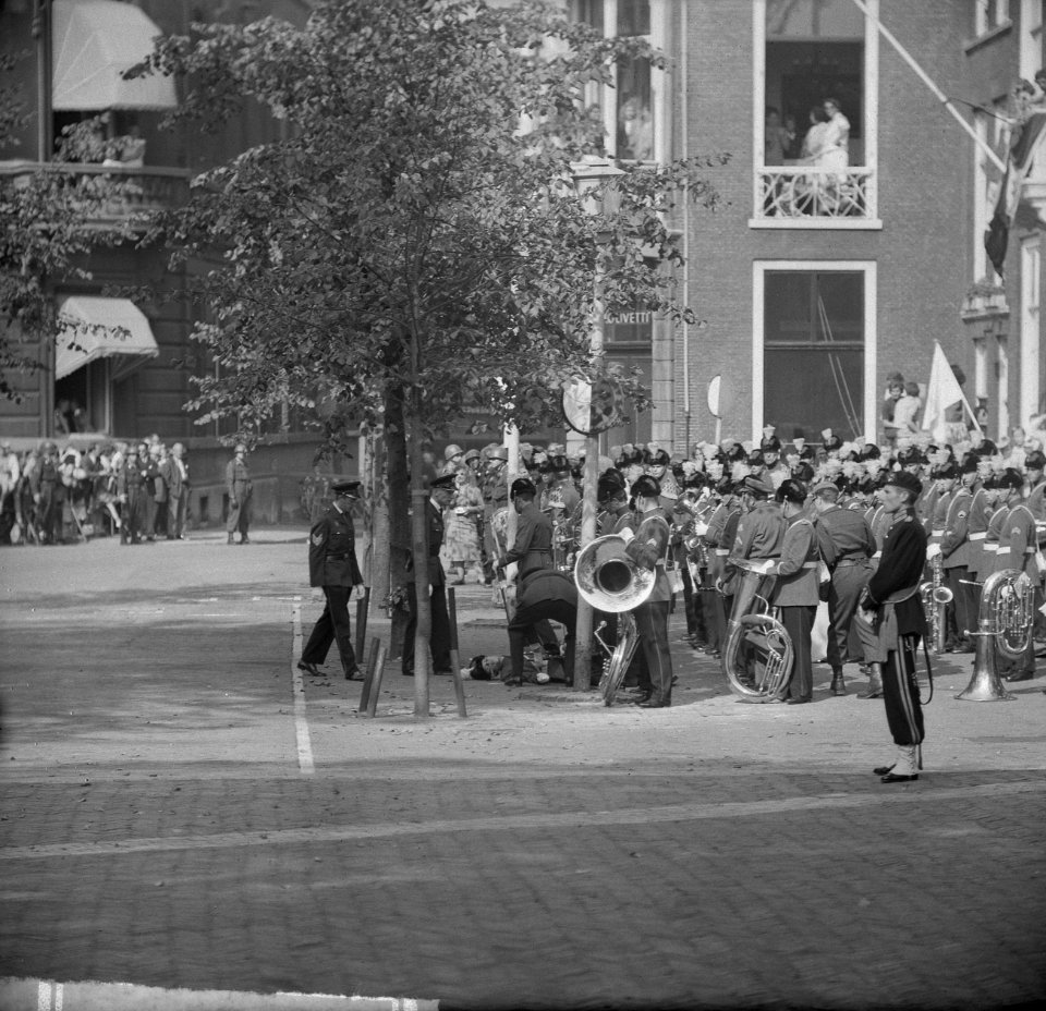 Opening Staten-Generaal in de Ridderzaal Spullen van de koetsier worden bijeeng, Bestanddeelnr 915-5370