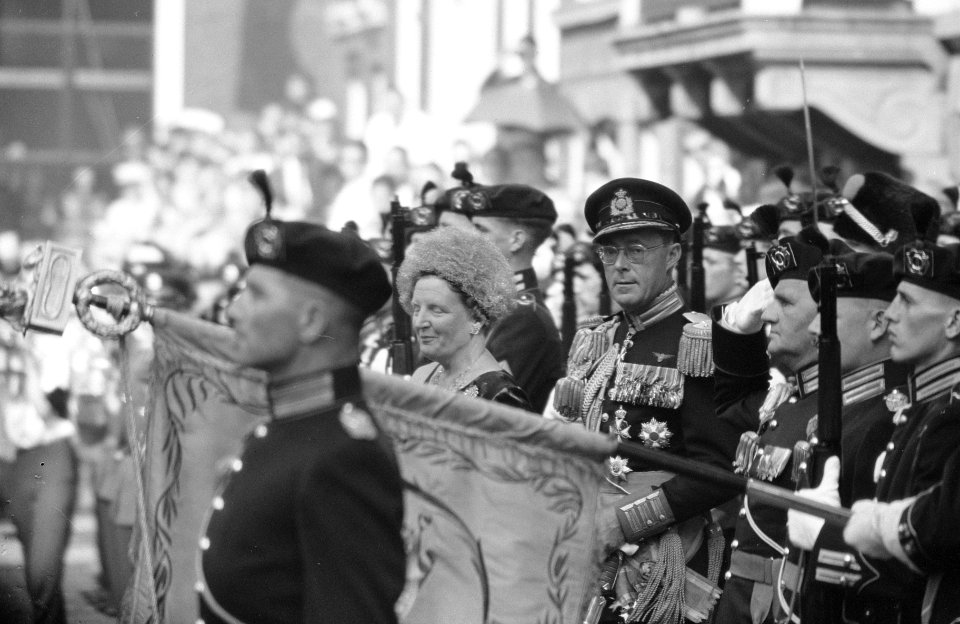 Opening Staten Generaal . Aankomst prins Bernhard en Koningin Juliana, Bestanddeelnr 912-9495