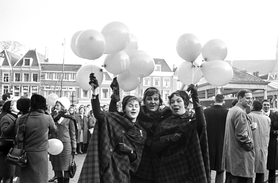 Opening studenten lustrum in Leiden, bij de opening liepen de meisjes met ballon, Bestanddeelnr 917-3561