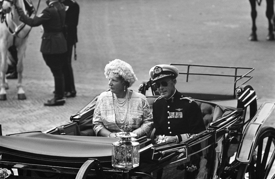 Opening Staten Generaal , koningin Juliana en prins Bernhard in een calèche, Bestanddeelnr 916-8797