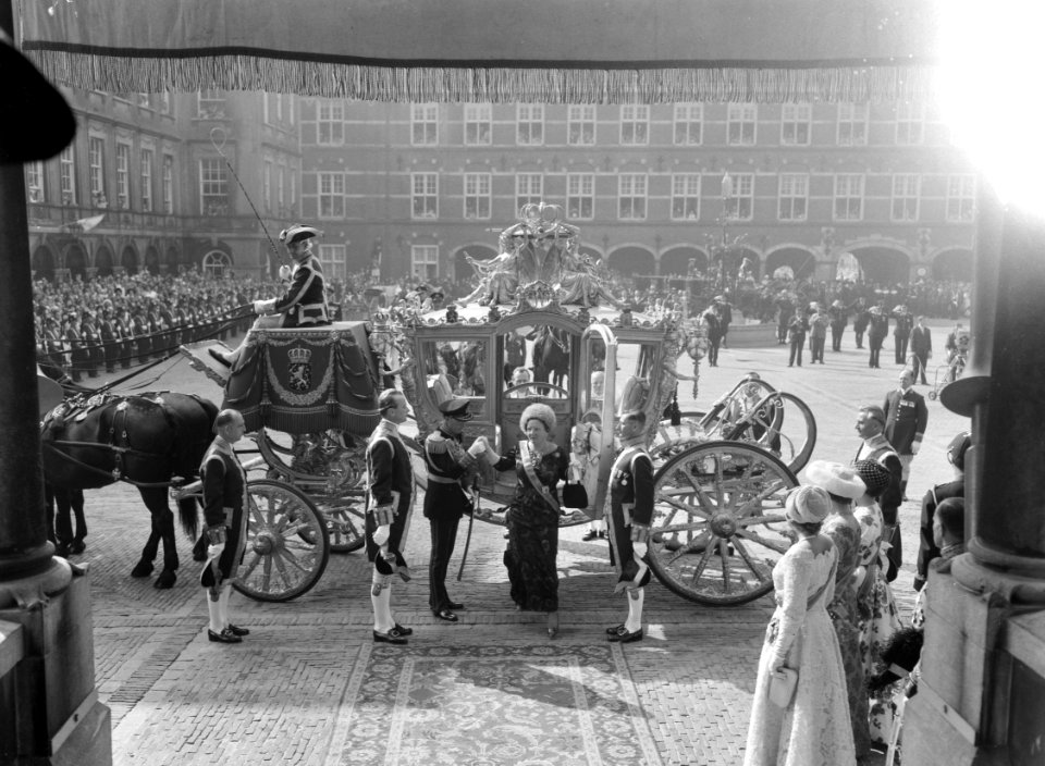 Opening Staten Generaal . Aankomst van de koningin en de prins bij Ridderraad, Bestanddeelnr 912-9480