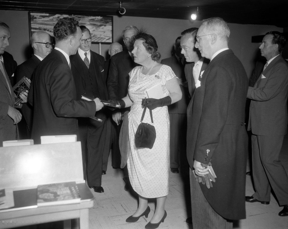 Opening tentoonstelling Het Atoom koningin Juliana en prins Bernhard op Schipho, Bestanddeelnr 908-7233