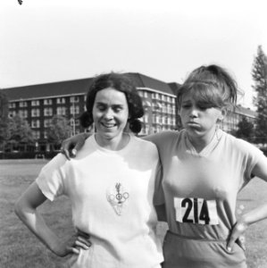 Open Amsterdamse atletiekkampioenschappen op de Sintelbaan. Rechts H. Slaman en , Bestanddeelnr 918-0472