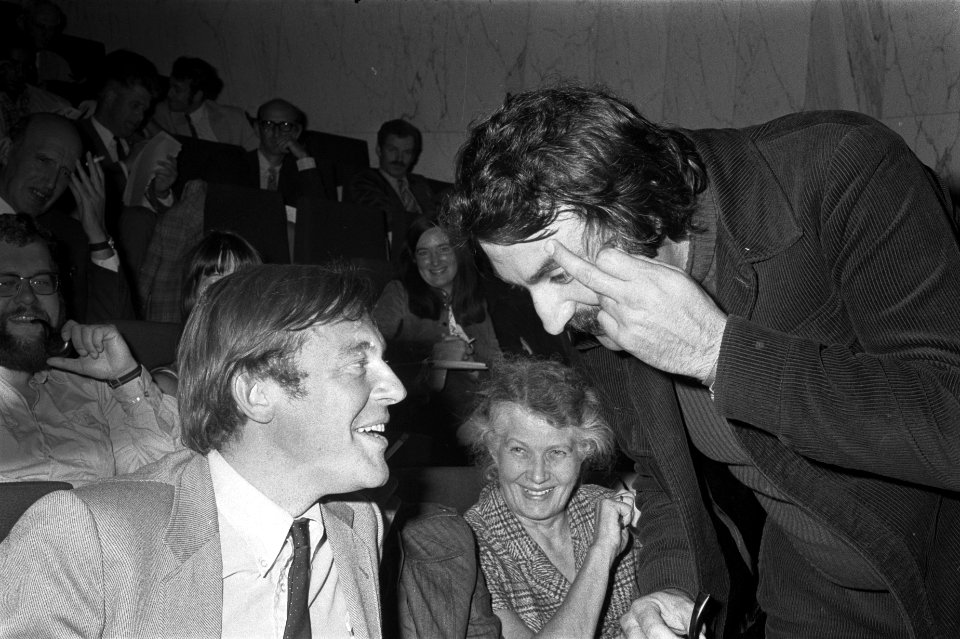 Open studiedag D66 in Doelen Rotterdam, (l) Hans van Mierlo gesprek met (r) Andr, Bestanddeelnr 924-9010
