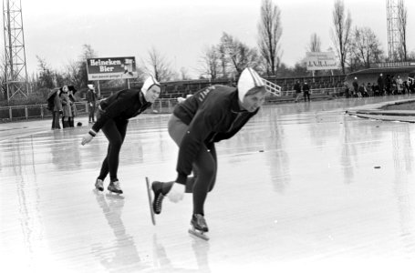 Open Amsterdamse schaatskampioenschappen, Stien Kaiser (links) en Carry Geijssen, Bestanddeelnr 920-1478