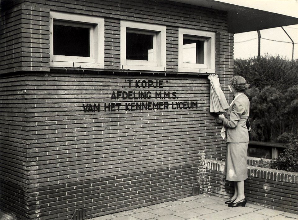 Opening van de nieuwe afdeling van het Kennemer Lyceum, de middelbare meisjesschool Het Kopje, door Mw. Den Tex. Aangekocht in 1977 van fotograaf C. de Boer. Identificatienummer 54-004205, NL-HlmNHA 54004205